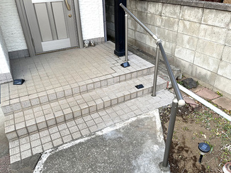 小工事 昇り降りの不安を解消する、安心の玄関階段手すり