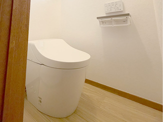 トイレリフォーム アッパーキャビネットで空間を有効活用したトイレ