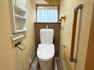 トイレリフォーム 内装の組み合わせで、かわいい雰囲気になったレストルーム